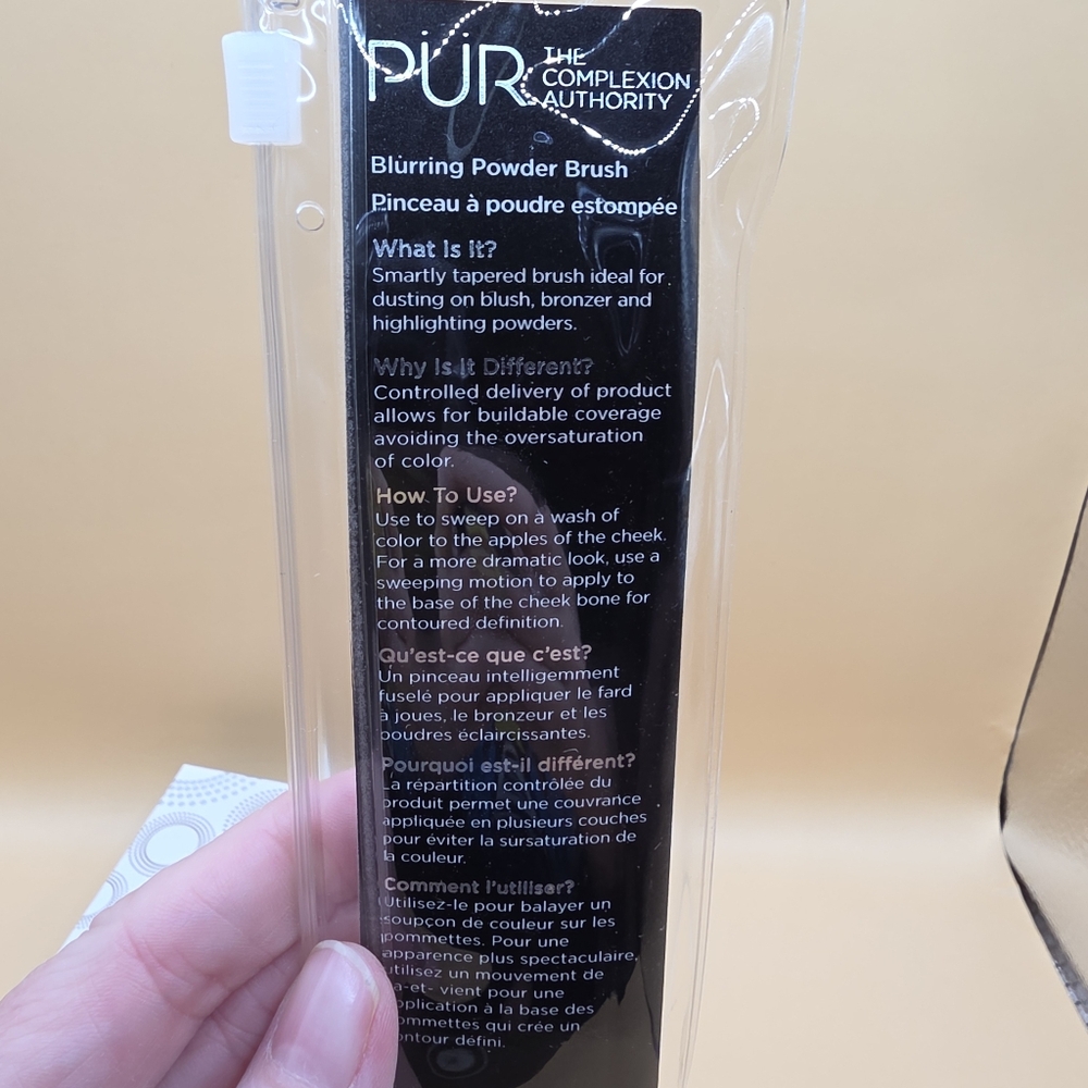 PUR Downtown Detox Black Lemon Mask On Point Eyeshadow Powder Brush - Picture 4 of 4